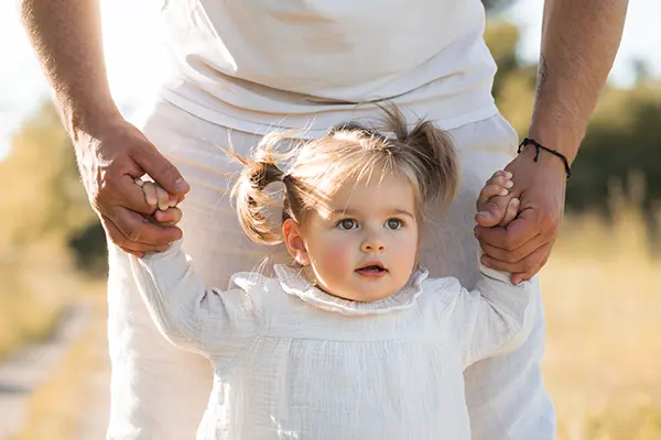 Vater mit kleinem Mädchen auf Familienfotos outdoor in München
