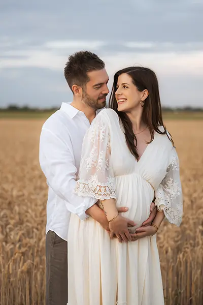 Abgestimmte Outfits im Babybauchshooting in München