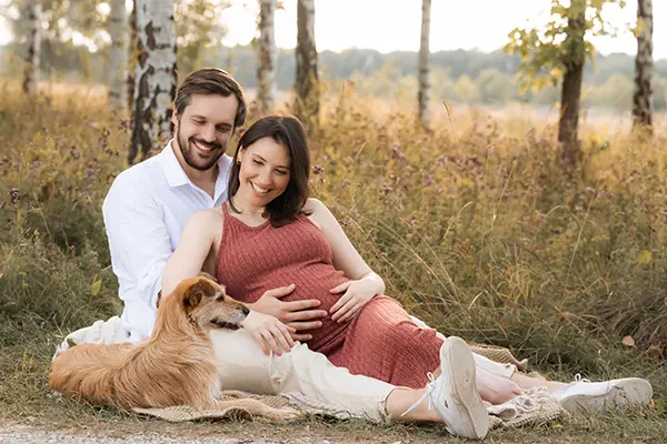 Babybauch Shooting München im Freien mit Hund
