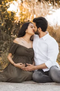 Babybauch Shooting mit Partner draußen in der Natur