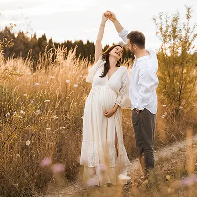 Babybauch Shooting mit lachendem Paar in München