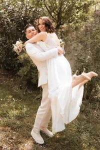 Bräutigam trägt Braut im After Wedding Shooting in München
