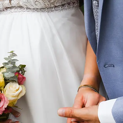 Brautpaar in der Hochzeitsfotografie München mit hellblau und weiß