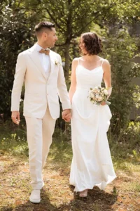 Brautpaar spaziert im After Wedding Shooting umher