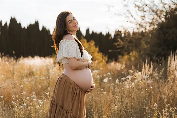 Dezente Posen im Babybauch Shooting Outdoor