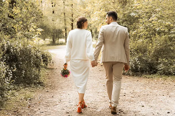 Fotograf München Hochzeit im Spaziergang mit Brautpaar im Park