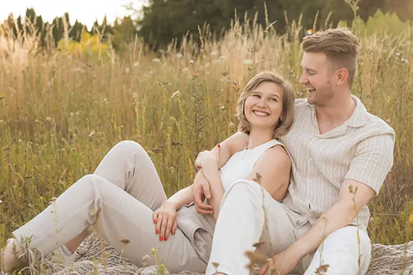 Fotoshooting Verlobung München auf der Decke in der Wiese