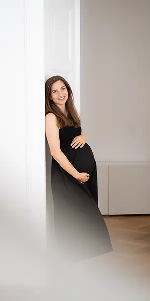 Frau posiert in der Schwangerschaftsfotografie München im Fotostudio