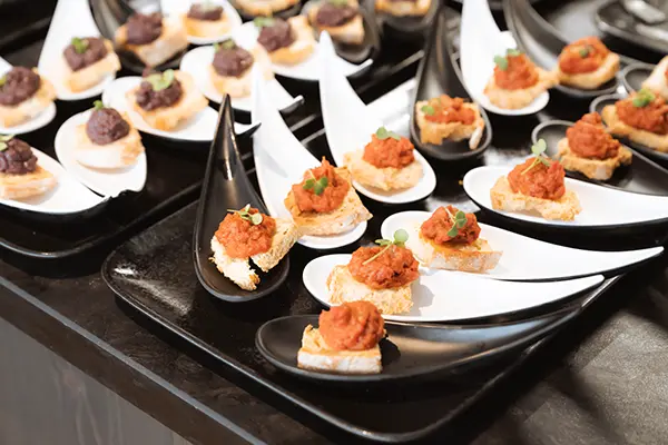 Hochzeitsfotograf München dokumentiert das Buffet