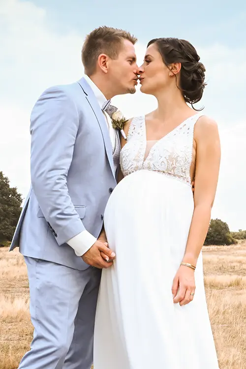 Hochzeitsfotograf München im Brautpaar Shooting outdoor auf dem Feld