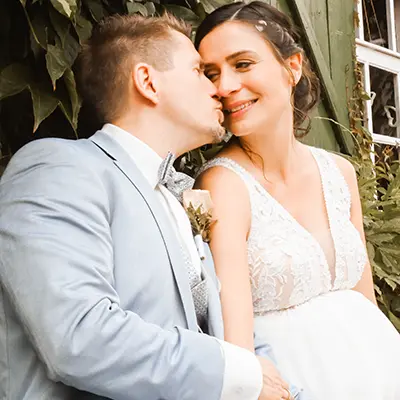 Hochzeitsfotografin Fotografin für Hochzeit München nimmt Paar auf der Bank auf