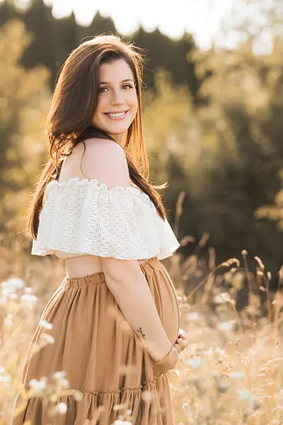 Lachende Frau im Babybauch Shooting in München