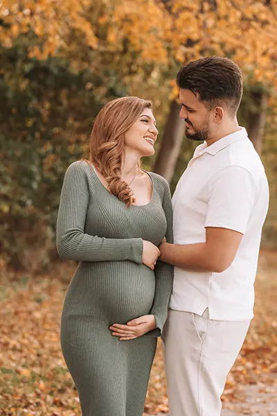 Lovers in a baby bump shoot in Munich