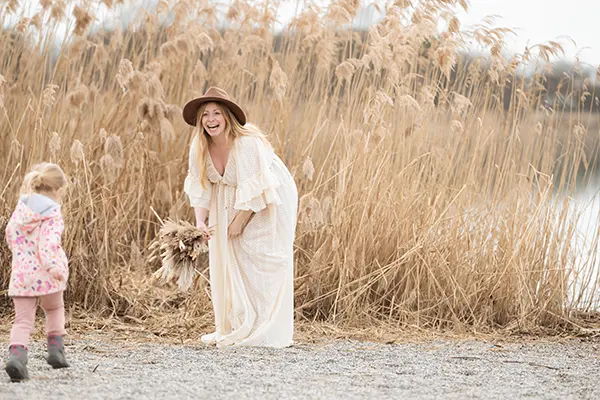 Mama mit Geschwisterkind im Babybauch Shooting München