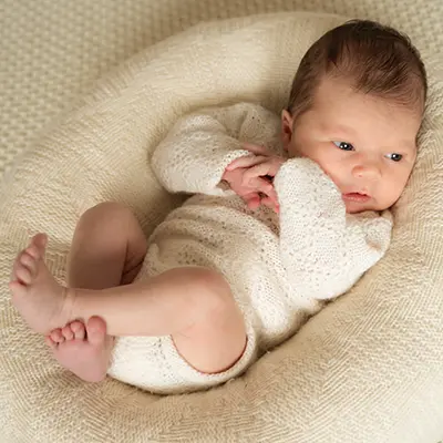 Neugeborenen Fotograf München fotografiert Newborn als Homestory