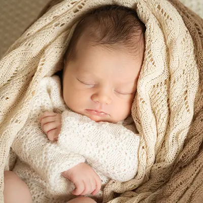Neugeborenenfotografin München fotografiert Newborn zuhause