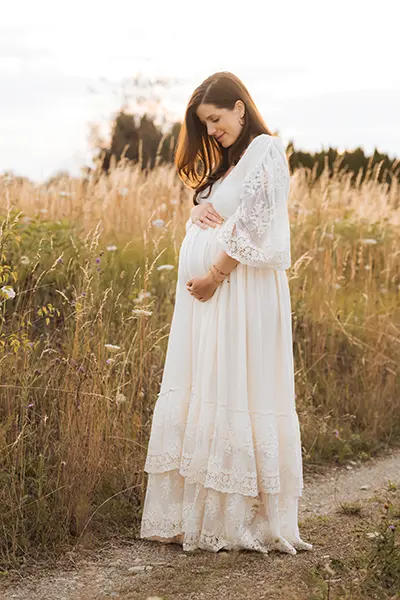 Posen mit Kleid im Babybauch Shooting München