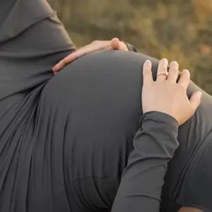 Schöner Ring als Accessoire im Shooting Babybauch