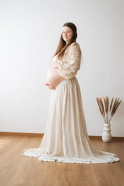 Schönes Kleid in der Studio Schwangerschaftsfotografie München