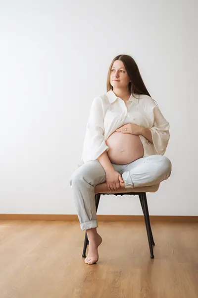 Schwangere in schönem Licht im Studio Babybauch Shooting München