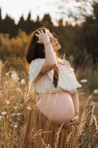 Schwangere macht Posen für Babybauch Shootings