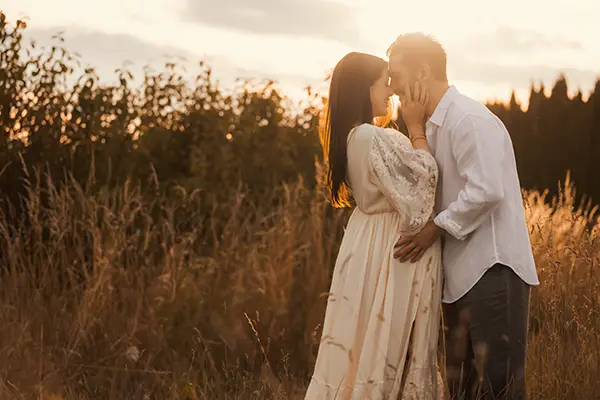 Schwangerschaftsfotoshooting München mit tollem Kleid im Sonnenuntergang