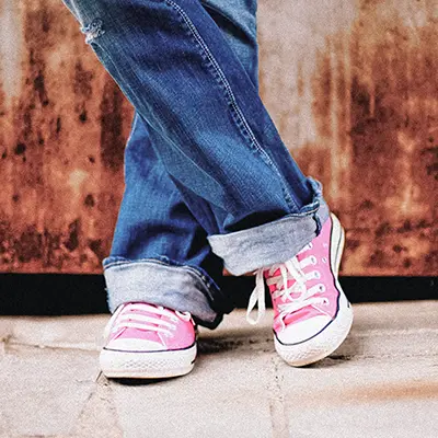 Sneaker im Babybauch Shooting