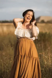 Sonne scheint ins Gesicht im Babybauch Shooting München