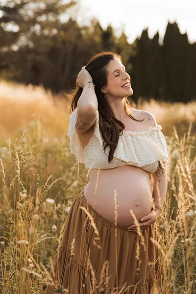 Sonnenuntergangsstimmung im Babybauchshooting München