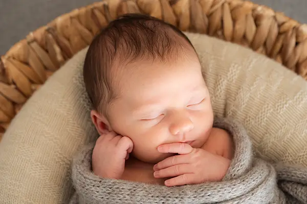 Baby im Neugeborenen Shooting in München mit Korb