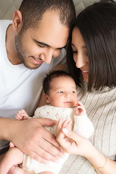 Eltern freuen sich über ihr Baby in der Neugeborenen Fotografie Session in München