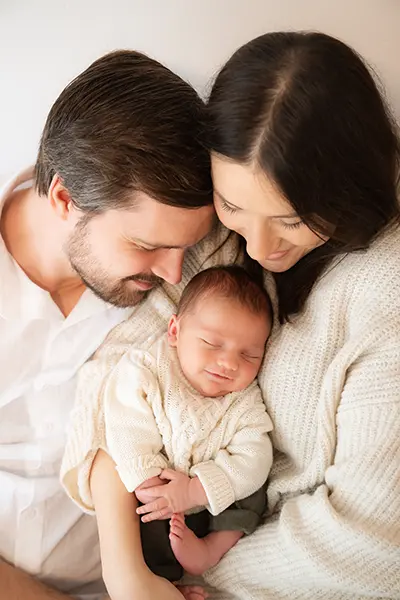 Familie im Newborn Shooting in den ersten 14 Tagen nach Geburt