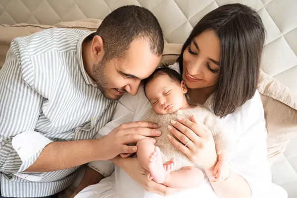 Glückliche Familie mit ihrem Baby im Shooting Newborn München