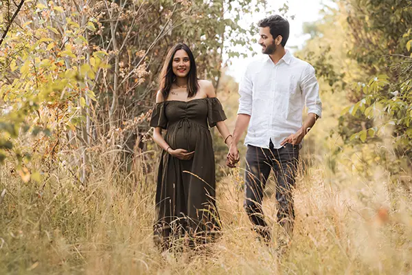 Grünes Babybauch Shooting Kleid im Outdoor Shooting München