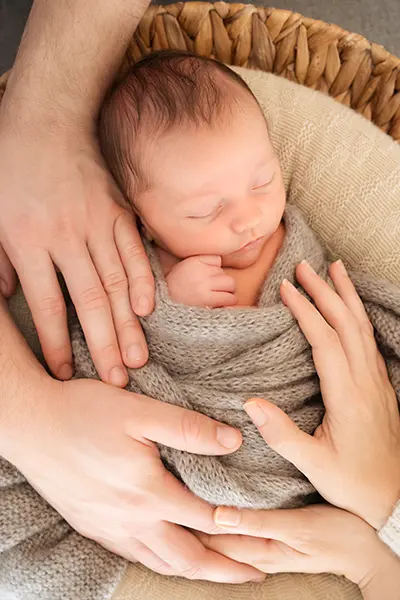 Harmonische Farbpalette und Outfits im Neugeborenen Shooting