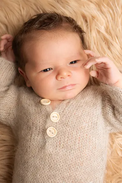 In Naturtönen drapiertes Baby im Newborn Shooting München