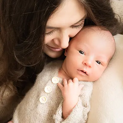 Mama träumt mit ihrem Neugeborenen in München