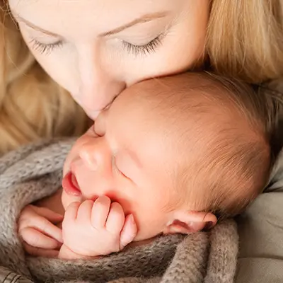 Mama und Baby während der Neugeborenenfotografie München