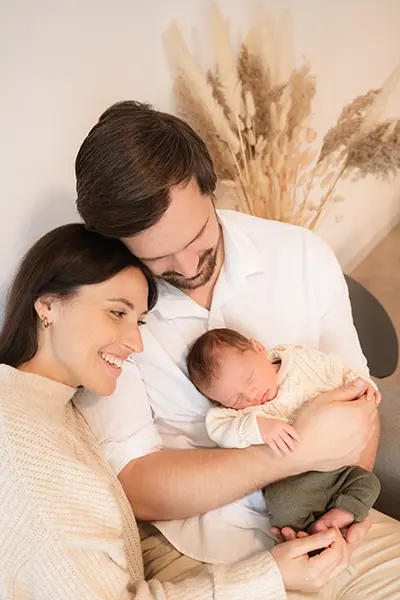 Neugeborenen Shooting zuhause in München Eltern freuen sich über Baby