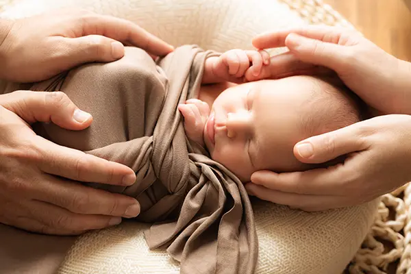 Neugeborenenfotografin München Zärtliches Halten im Shooting Newborn