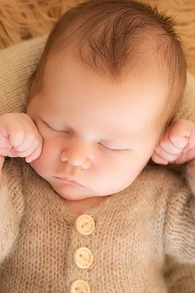 Neugeborenenshooting München Baby schläft im Fotoshooting