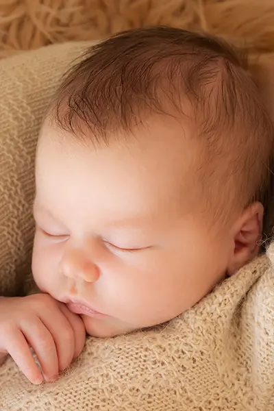 Newborn Fotoshooting München schlafendes Newborn
