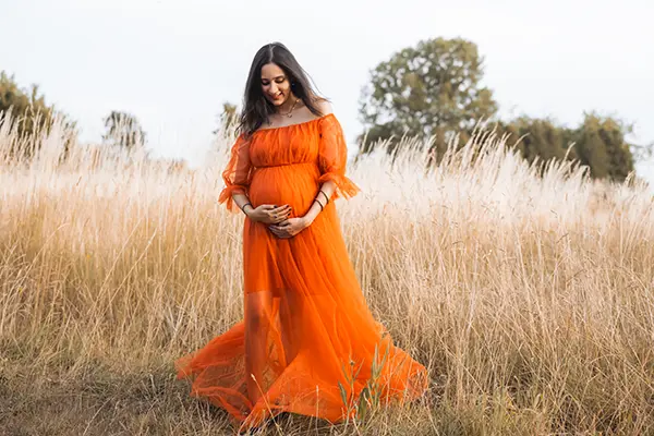 Orangenes Babybauch Shooting Kleid im Outdoor Shooting München