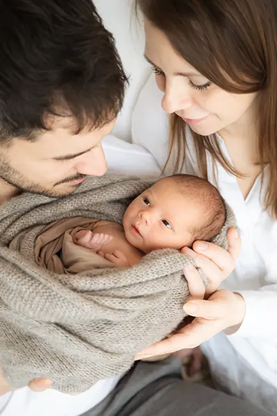 Papa und Mama mit ihrem Newborn im Shooting Newborn
