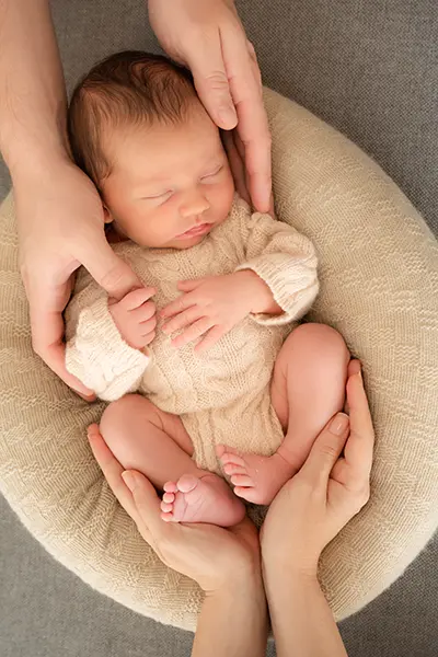 Pastellfarbene Outfits im Newborn Shooting München