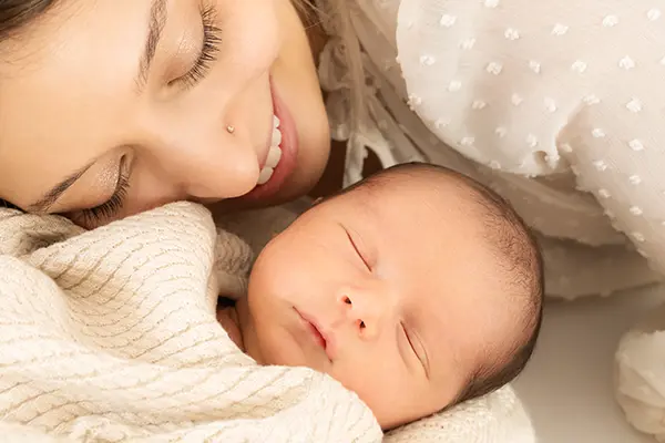 Shooting Newborn München Mama schmust mit Baby