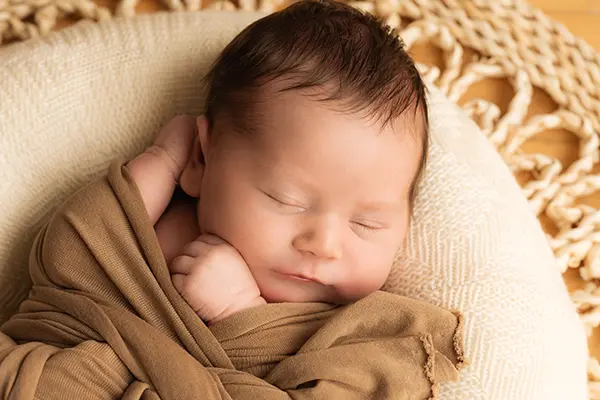 Shooting Newborn München Neuborn in zarten Creme und Brauntönen