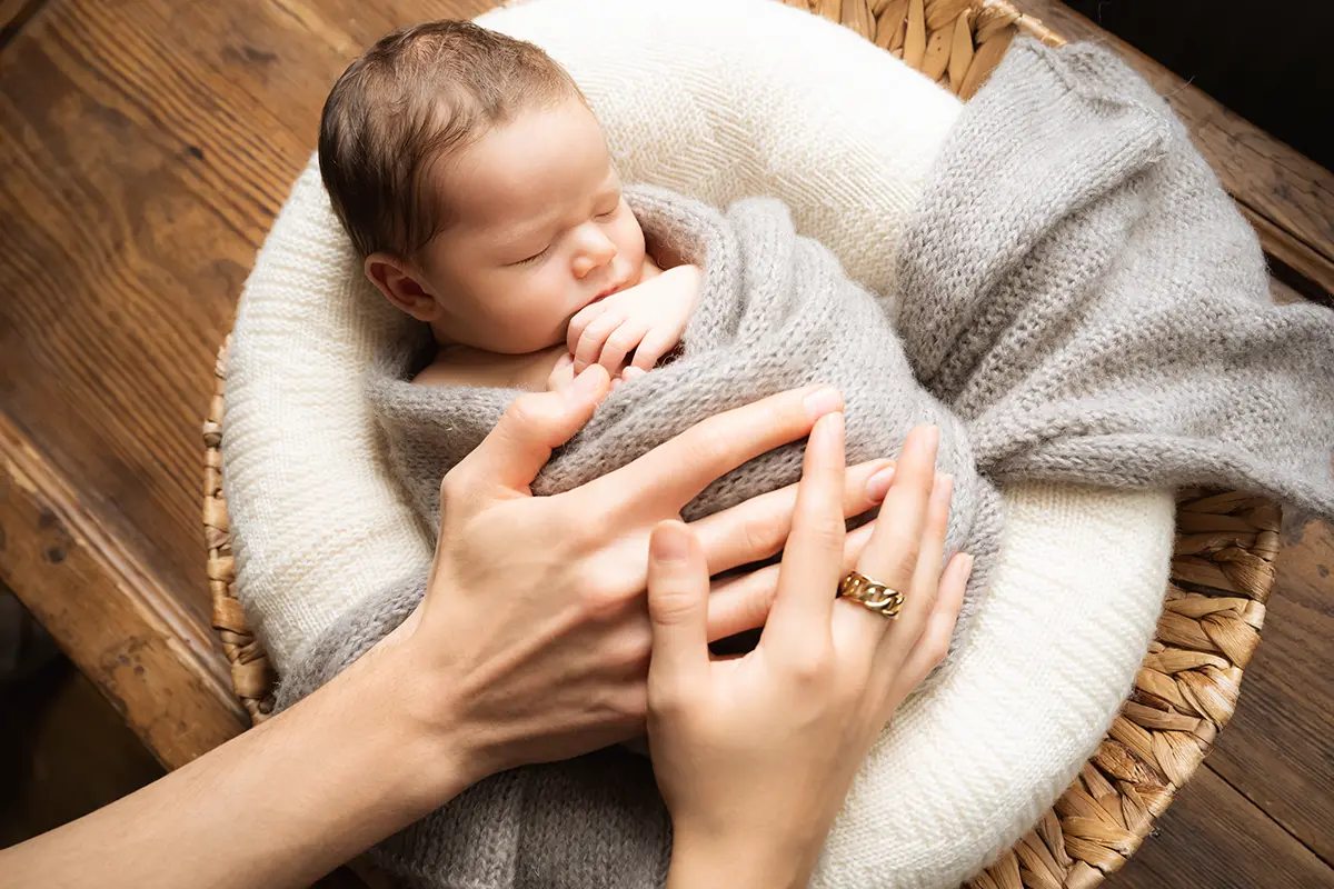 Tender baby in a basket in the Newborn Shooting Munich