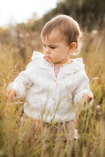 Baby entdeckt Wiese in der Babyfotografie München