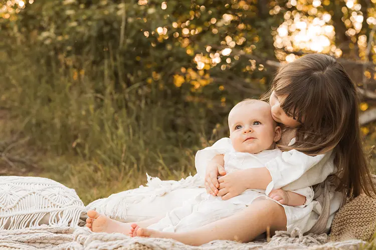 Baby im Arm der Schwester im Babyshooting München Baby im Arm der Schwester im Babyshooting München